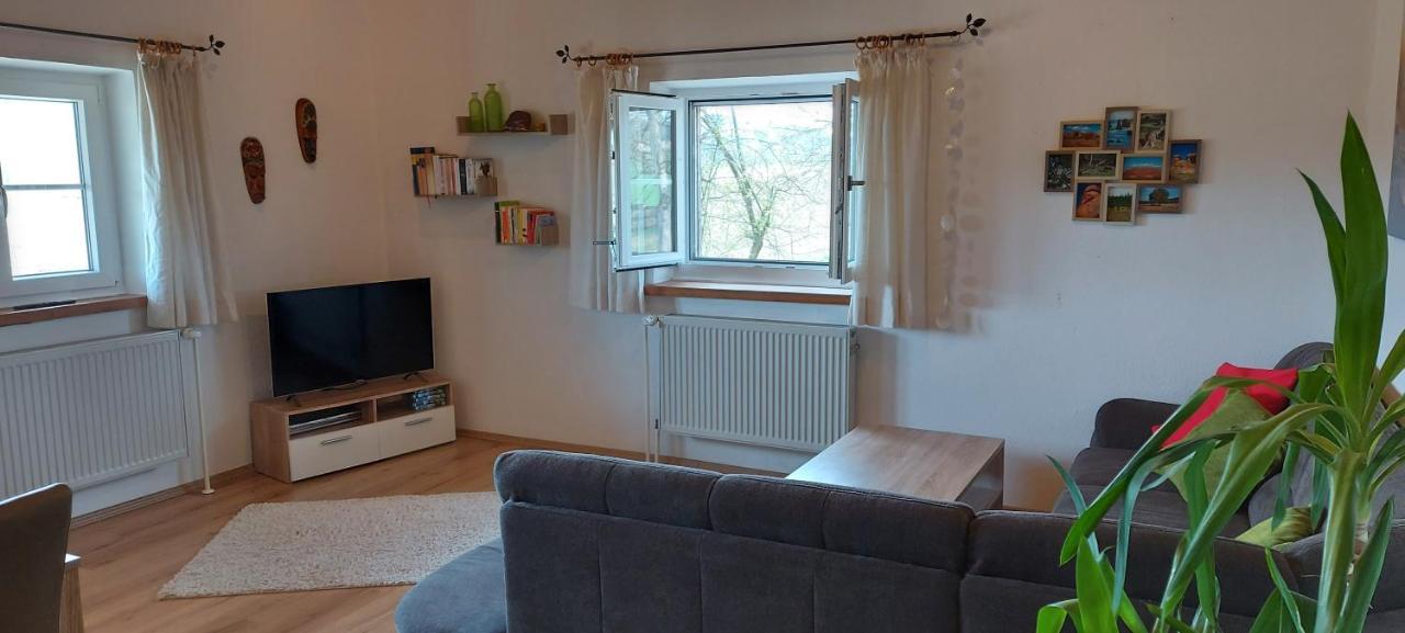 Ruhig Gelegene Ferienwohnung Im Gruenen Mit Terrasse Und Kleinem Garten Rotthalmuenster Exterior foto