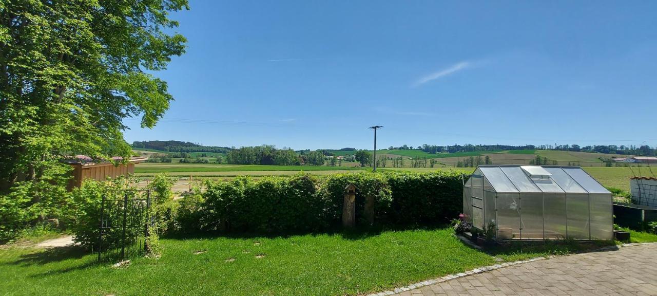 Ruhig Gelegene Ferienwohnung Im Gruenen Mit Terrasse Und Kleinem Garten Rotthalmuenster Exterior foto