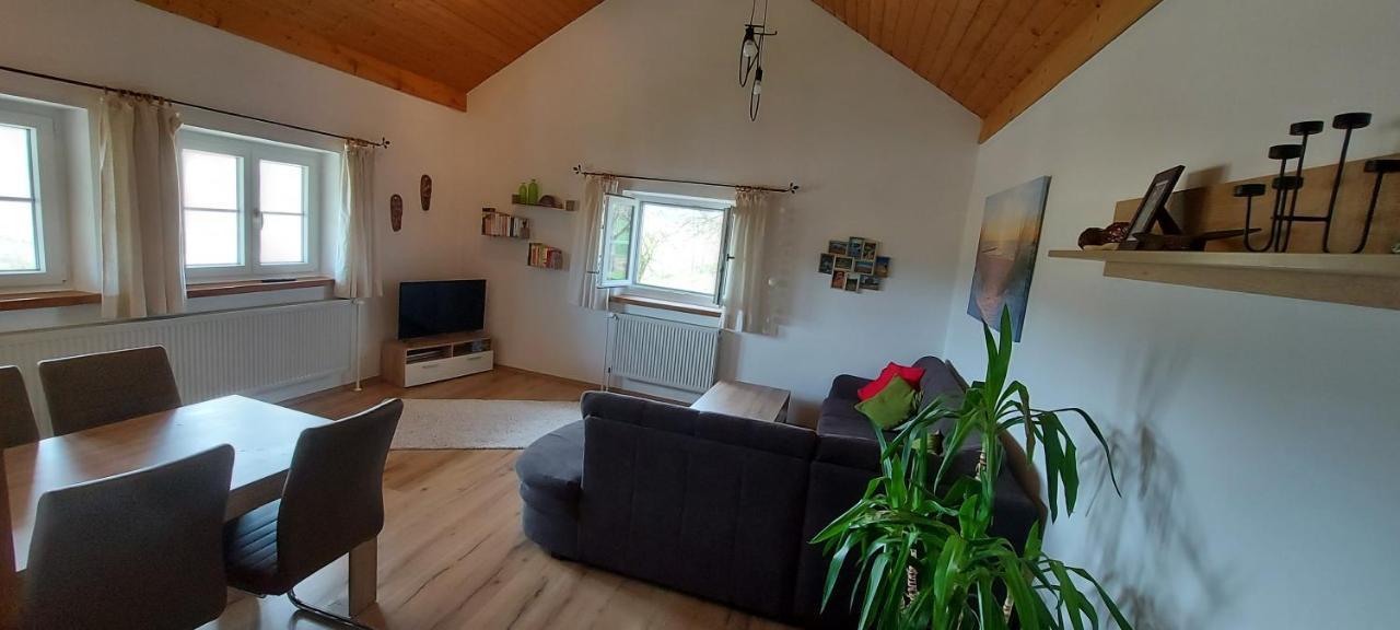 Ruhig Gelegene Ferienwohnung Im Gruenen Mit Terrasse Und Kleinem Garten Rotthalmuenster Exterior foto